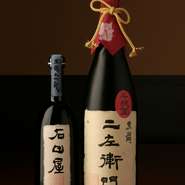 【沙伽羅】には「お酒目当て」で来店してくださるお客様も多数。普段あまり日本酒に馴染みのない方にも、お奨めの一杯をご紹介いたします。