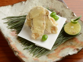 明るい店内にゆったりとしたテーブル配置、落ち着けるお店です