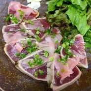 注文が入ってから炙ったカツオに、塩・ガリ・ゴマ油を盛り付けた、高知でも珍しいカーブの看板料理。