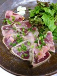 注文が入ってから炙ったカツオに、塩・ガリ・ゴマ油を盛り付けた、高知でも珍しいカーブの看板料理。