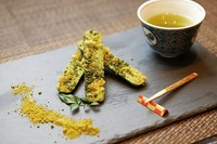 茶葉一つ一つを丁寧に手作業で収穫する高知の銘茶「沢渡茶」を贅沢に使用。煎茶でありながら、抹茶を思わせる上品かつ濃厚で芳醇な香りを焼ショコラとともに。
