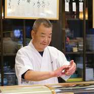 銀座の鮨屋をはじめ、長年東京で修業を積んできた料理人がつくる料理は正統派のこだわりがある料理。その一品一品は暖かで気持ちがこもっており、気取ることなく味わえます。ゆったりした時間を過ごせるお店です。
