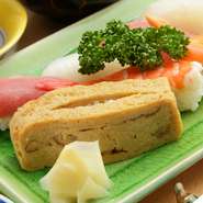 料理人自ら市場に行き厳選した魚介類をネタに。熟練の技でつくる「江戸前鮨」をメインにしているセットです。魚介類のにぎりだけでなく、「卵」がダシたっぷりで人気のある一品です。