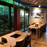 ビールや焼酎、日本酒、マッコリ、ワインなど、お店にある酒類とソフトドリンクが90分飲み放題付きコースがあります。また、飲み放題は単独でオーダーできるので、コースではなく単品料理にも適用できます。