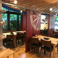 鍋のお店というと、1人では入りにくいイメージがありますが、このお店は1人客も多く、その中には常連さんも多く含まれます。1人鍋も用意されているので、量の多さを心配することなく、ゆっくりと鍋をつつけます。