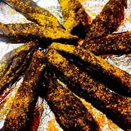 味付けた牛肉を半乾燥させて油で揚げています。地元モンゴルでは子供のおやつとして食される、スパイシーなおつまみ。