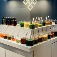 薬味の中でも、ニラみそは、地元でもこの薬味を使わなければ鍋を食べる意味がないと言われるほど、定番の薬味です。その原料となるニラとニラの花は、若いものほど柔らかく美味しいので、必ず若いニラを使用します。