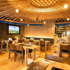 お一人様から団体様まで、気取ることなくリラックスして賑やかに