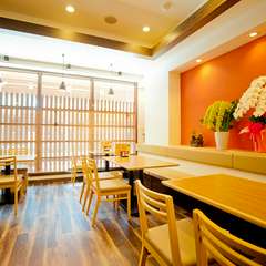 木のぬくもりが感じられる、家にいるようなくつろぎ空間