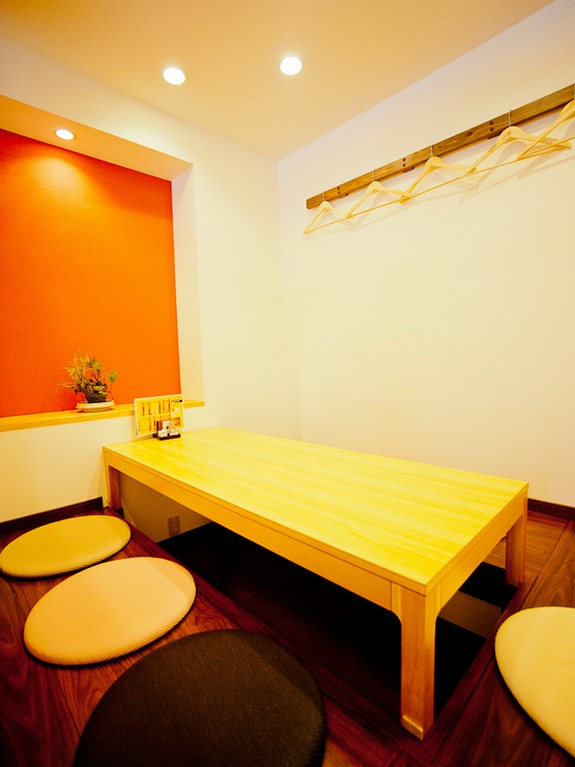 掘りごたつのあるお座敷で、仲間と盛り上がる宴会