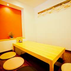 掘りごたつのあるお座敷で、仲間と盛り上がる宴会