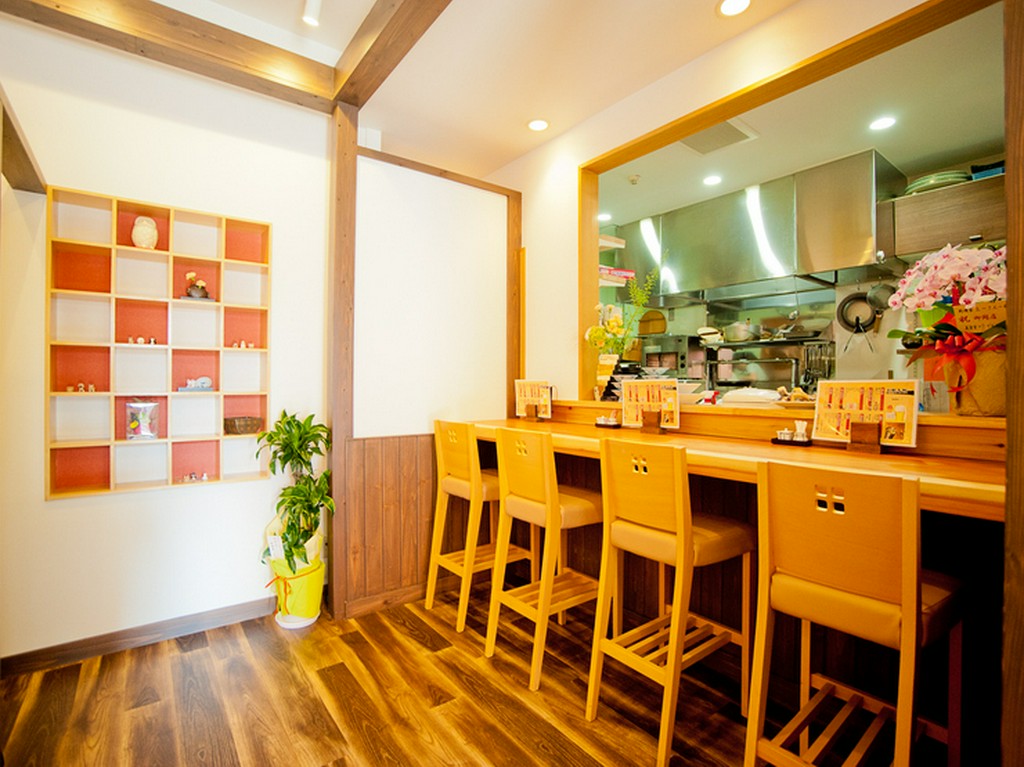 カウンター席もあるので、お一人様もお気軽に