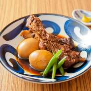 国産豚をじっくりとトロトロになるまで煮込みました。骨のそばのおいしい肉で、お肉そのものの味を楽しんでください。玉子付きです。