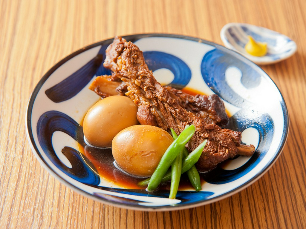 骨付き肉をトロトロになるまで煮込んだ『豚スペアリブ煮込み』