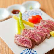 サシの入った国産和牛を、一番おいしく味わえる焼き加減を見極め、グリルしました。焼くことで牛肉の旨味がギュッと凝縮しています。