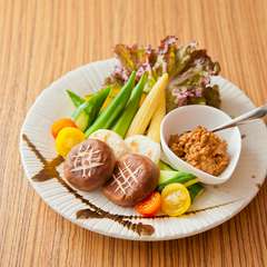 野菜もお肉も食べたい方に『本日のかぶりつき野菜　肉味噌で』