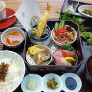 ・箱盛 (天ぷら、焼魚、ミートサラダ、刺身3種)・小鉢・ご飯・味噌汁・デザート
※プラス150円でコーヒーor紅茶付き