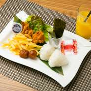 ・鶏竜田揚・ポテトフライ・鶏団子・おにぎり フルーツゼリー
　ジュース（オレンジorアップルorカルピス）　 