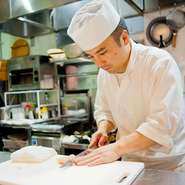普段は厨房にいますが、カウンターのお客様や、お料理をお持ちする時、特に複数のご注文をいただいたお客様には最後のお料理をお出しする時には自分で持っていき、「お味うかがい」をするように心がけています。