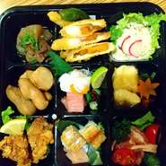 前日迄の要予約です。
右上から時計回りに自家製ポテトサラダ、鯛みぞれ餡、栗豚生ハム、穴子棒寿司、国産鶏の竜田揚、小芋唐揚、牛スジ大根、揚物、真ん中は刺身三種盛となってます。