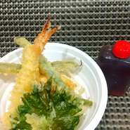 夏季限定で、冷やしうどん弁当開始しました！
三の特製うどん出汁で、具材は選べる海老天か鶏天の他にちくわ、大葉、青唐辛子の単品540円
おかかおにぎりセット648円もご用意してます。
暑い時期にピッタリですよ！