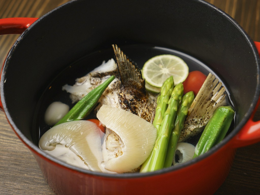 アーティスティックな『鯛真丈・フカヒレ・コラーゲンスープ』