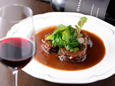 生産国や産地にこだわらず、料理に合った約30本のワインを厳選