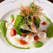 旬の魚と野菜を使った日替わりメニューです。例えばこの画像の料理は、トマトを煮詰めたフォンデュやほうれん草のクリームソースといっしょにスズキをいただく一品。野菜と魚が醸し出す味わい深さに出会えます。