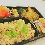 ・チキンの香草パン粉焼き
・本日のトマト煮
・白身魚のポアレ　きのこクリームソース
・ゴロゴロ野菜のキッシュ
・日替わりの揚げもの
・白ご飯（＋50円で炊き込みご飯に変更できます）