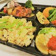 ・牛ハラミのステーキ
・本日のトマト煮
・白身魚のポアレ　きのこクリームソース
・ゴロゴロ野菜のキッシュ
・日替わりの揚げ物
・炊き込みご飯