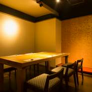 仕事関係の方との会食は、料理だけでなく、落ち着ける空間と信頼できるサービスも重要です。そんな要望を叶えてくれるのは【博多　畑中】ならでは。常連さんの利用が多いのも頷けます。