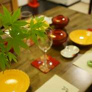 結納や顔合わせなど、お祝いの席のために、『晴れの日会席』が用意されています。予算に応じてコースを選ぶことも可能。個室では椅子が利用でき、年配の方が快適に食事を楽しめるよう、配慮されています。