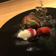 二人の大切な時間を彩る、旬の食材を使用した美しい料理の数々。記念日や誕生日の締めくくりには、特別なデザートプレートをお願いすることもできます。思い出に残る時間を約束してくれることでしょう。