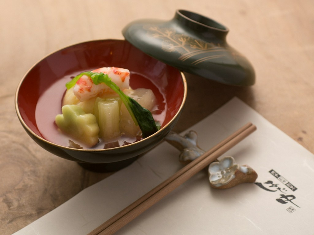 季節の地野菜・地魚を使用した、匠の技が光る会席料理