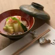 【博多　畑中】の代名詞ともいえるのが、旬の野菜や魚介類を贅沢に使用した『旬菜旬魚会席』。9～1月は『あら会席』、12～3月は『フグ会席』も用意されています。素材の持ち味を活かした繊細な味わいが評判です。