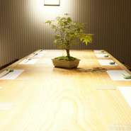 12名までで利用できる、座敷席の個室を完備。一枚板を使用したテーブルは存在感があり、大人の空間を演出しています。接待や家族での祝い事、法事など、プライベート感を重視したい食事会に人気です。