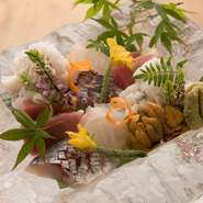市場から直接仕入れた地魚は、その時期にしか食べられないおいしいものばかり。華やかな盛付けも見所です。