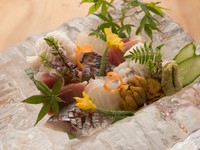 市場から直接仕入れた地魚は、その時期にしか食べられないおいしいものばかり。華やかな盛付けも見所です。