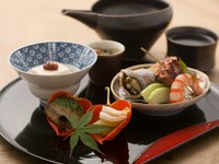 旬の食材をふんだんに使用した前菜。ゴーヤと大豆の焚いたものやごま豆腐など、お酒のおつまみとしてもぴったりです。