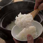 1グループに一つの土鍋を用意。キラキラに輝く炊きたてアツアツのご飯は食欲をそそります。