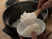 1グループに一つの土鍋を用意。キラキラに輝く炊きたてアツアツのご飯は食欲をそそります。