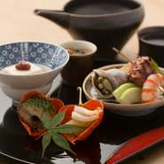 鮮度抜群の魚や旬の野菜を使用し、匠の技で仕上げた料理で構成される、会席料理です。予約時に食べたい食材を伝えれば、対応してもらえることも。旬の食材が織り成す豊かな味わいは、特別な食事の席にオススメです。