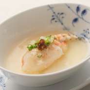 蟹爪茶わん蒸しをベースにした、香港でもよく出される料理は、香港の料理コンテストなどの料理を参考にして再現。モダンな中国料理レシピを引き立てる食器は、ノリタケやロイヤルコペンハーゲンだそう。