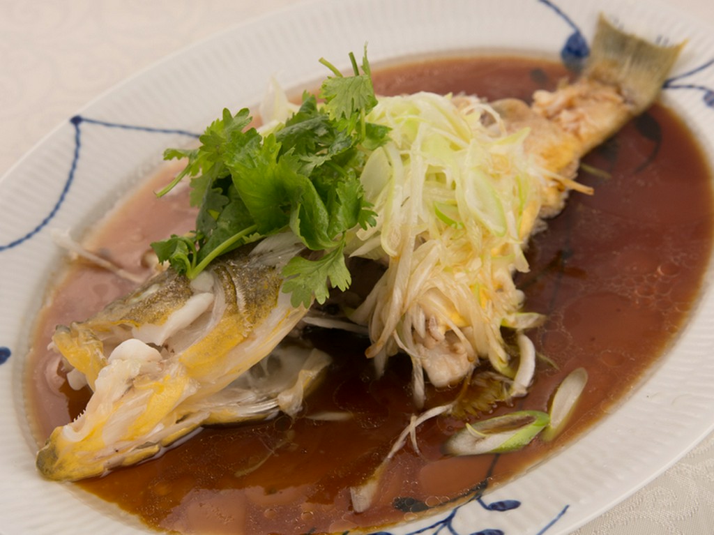 近くの鐘崎漁港から届く新鮮な魚を使い、上質のスープと魚の蒸し汁で味付け『本日のお魚　姿蒸し広東風』