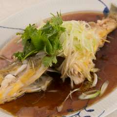 近くの鐘崎漁港から届く新鮮な魚を使い、上質のスープと魚の蒸し汁で味付け『本日のお魚　姿蒸し広東風』