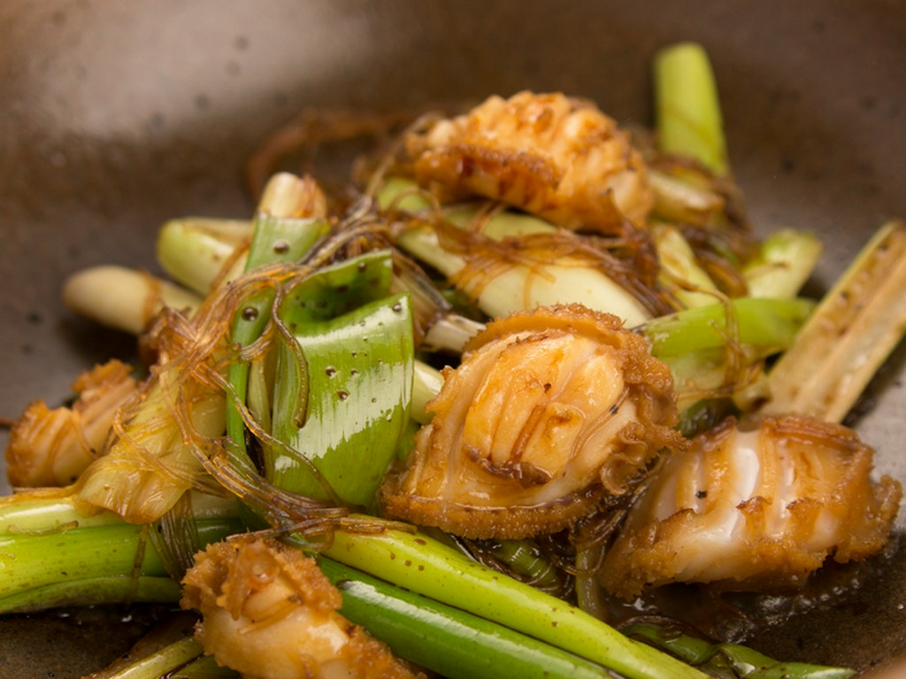 熟練の技が光る、適度な火入れ具合が決め手の『アワビと春雨葱の土鍋』