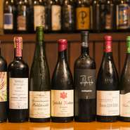 ワインはフランス、イタリア産を中心に70銘柄以上が揃い、それらはすべてオーガニックワイン。小規模生産のものが多く、それらを信頼できる業者から仕入れています。また、シェフ自らが選んで仕入れることも。