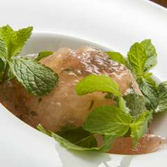 フルーツが大人の色気を纏う『桃のコンポート　ミントのジュレ』