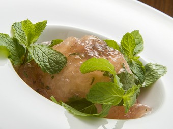 フルーツが大人の色気を纏う『桃のコンポート　ミントのジュレ』