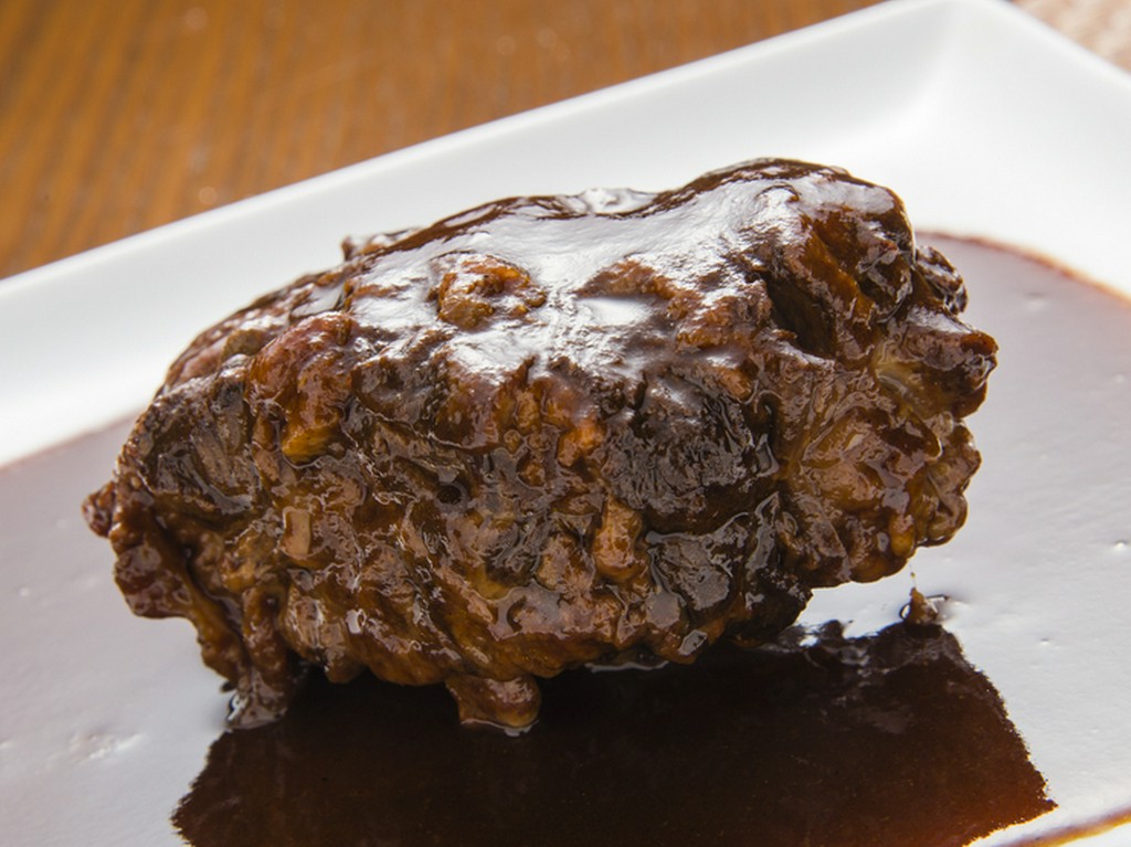 柔らかく煮込む赤ワインの風味豊かな『宮崎牛テールのシチュー』